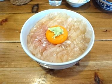 八戸 陸奥湊「みなと食堂」のヒラメづけ丼とせんべい汁