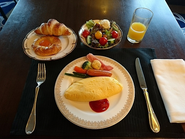 クラブラウンジでふわふわオムレツの朝食 インターコンチネンタル横浜 夫婦で世界と日本を旅する生活