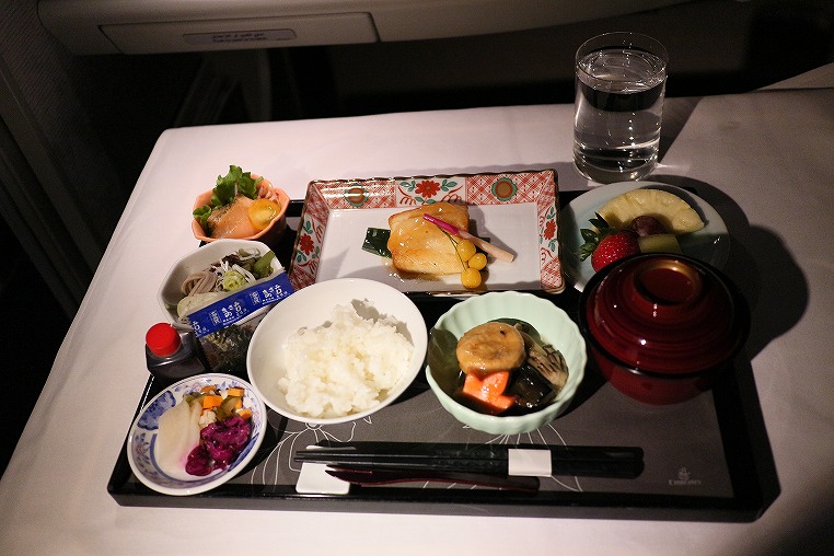 エミレーツ航空ファーストクラス 機内食 夫婦で世界と日本を旅する生活
