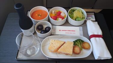 JAL国内線ファーストクラスの朝食機内食とオスミックファーストクイーントマトジュース 福岡⇒羽田（2022年8月）