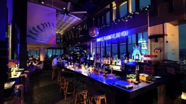 キンプトン マーライ バンコク by IHG 宿泊記4 BK BADアワード2025のベストルーフトップバーに選ばれた「Bar.Yard」でドリンクと軽食を（タイ旅行2025年9月その15）